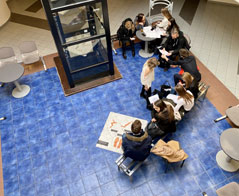 Studia na kierunku pedagogika w Warszawie stacjonarne czy niestacjonarne – jaki tryb wybrać?