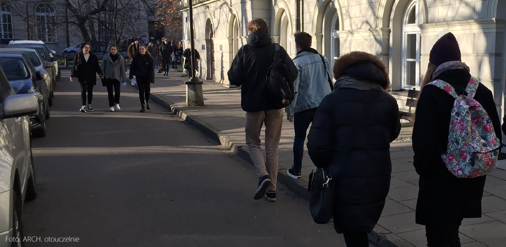 Studia na kierunku stosunki międzynarodowe w Warszawie stacjonarne czy niestacjonarne – jaki tryb wybrać?