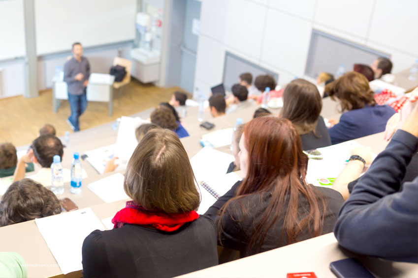 Jaka praca po studiach niestacjonarnych (zaocznych) na kierunku Położnictwo w Warszawie