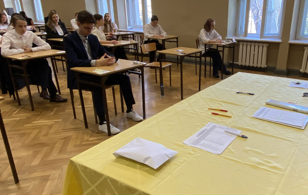 Nadajniki w paczkach z arkuszami maturalnymi 2024